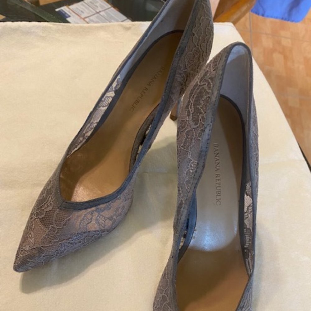 banana republic grey lace madison pumps size 8